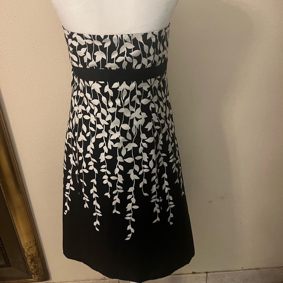 LOFT NEW COCKTAIL DRESS SIZE 12 . Black with white flowers. - Picture 8 of 16